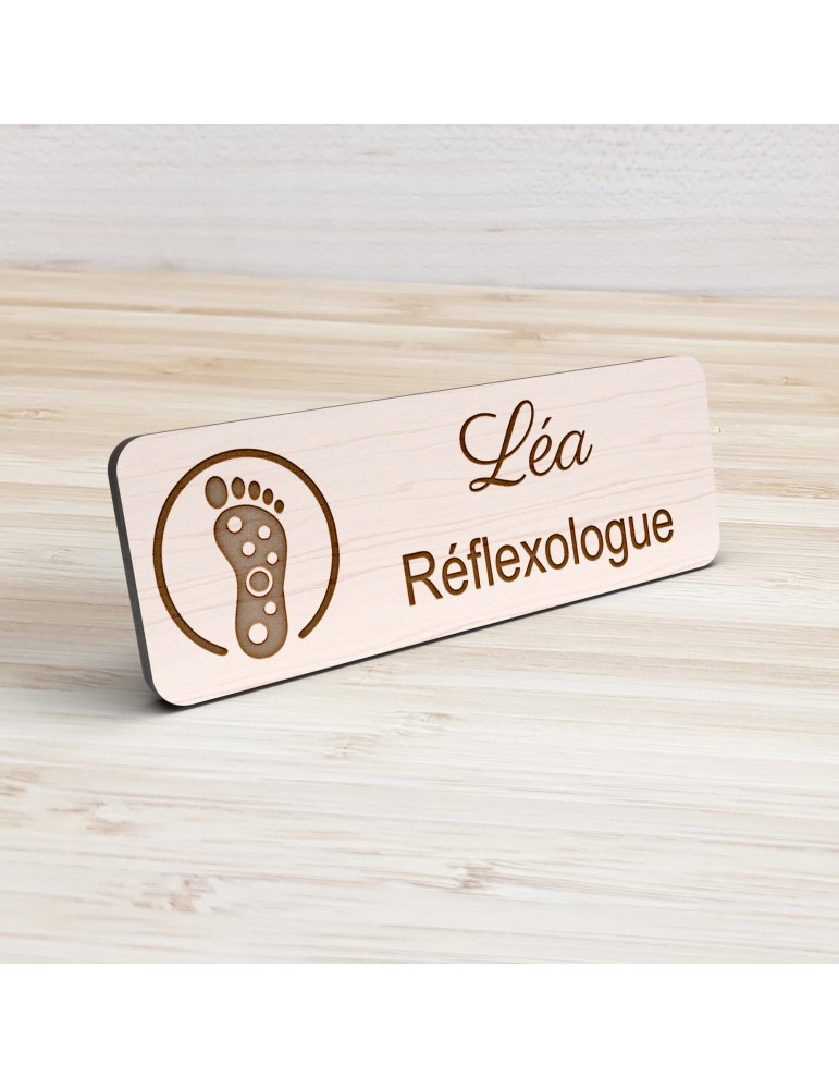 Badge personnalisé réflexologue, motif réflexologie plantaire et palmaire, vue de présentation