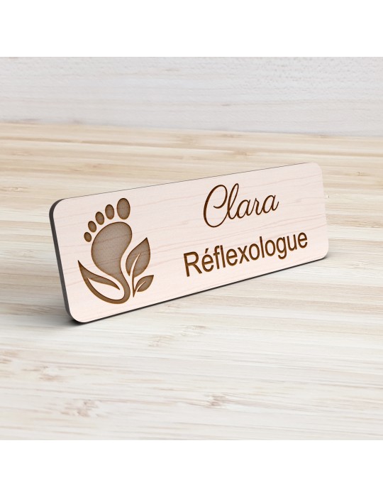 Badge personnalisé réflexologue, motif réflexologie plantaire et palmaire, vue de présentation