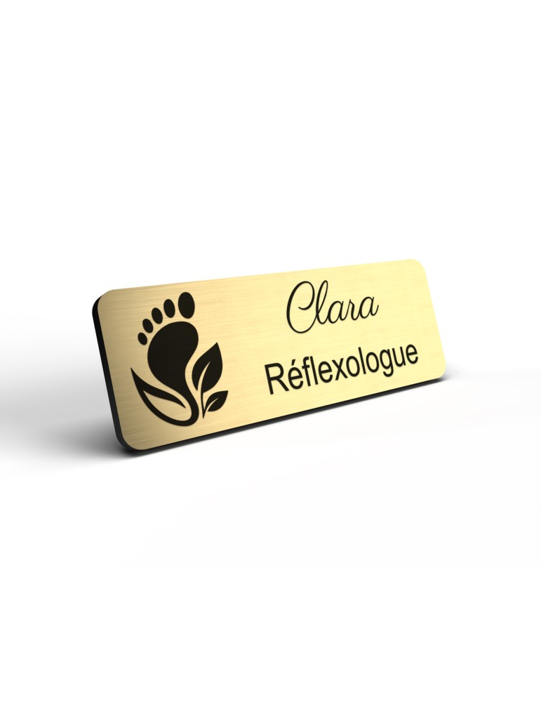 Badge personnalisé réflexologue, motif réflexologie plantaire et palmaire, détail de la finition or brossé