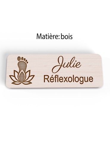Badge personnalisé réflexologue, motif réflexologie plantaire et palmaire, vue en biais 2