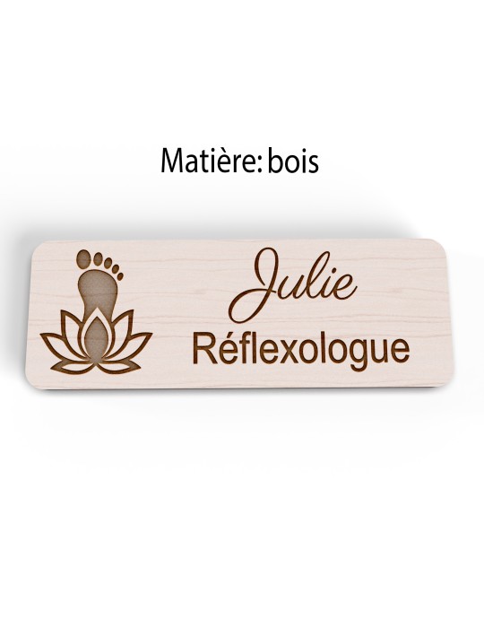 Badge personnalisé réflexologue, motif réflexologie plantaire et palmaire, version bois vue à plat