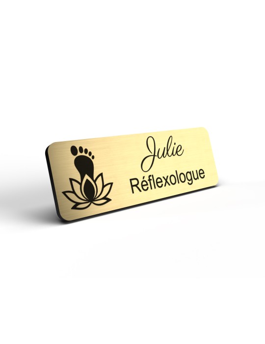 Badge personnalisé réflexologue, motif réflexologie plantaire et palmaire, détail de la finition or brossé