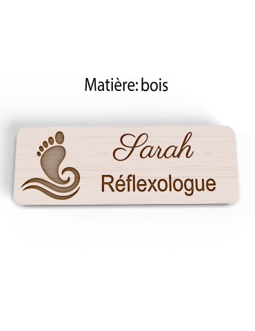 Badge personnalisé réflexologue, motif réflexologie plantaire et palmaire, vue en biais 2