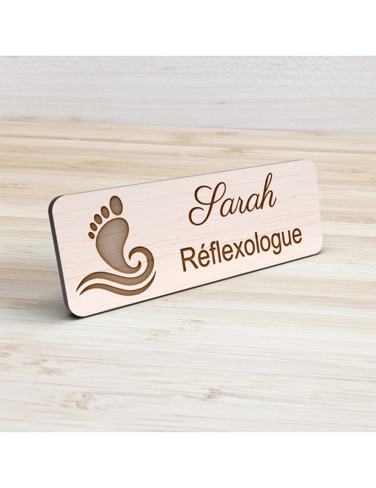 Badge personnalisé réflexologue, motif réflexologie plantaire et palmaire, vue de présentation