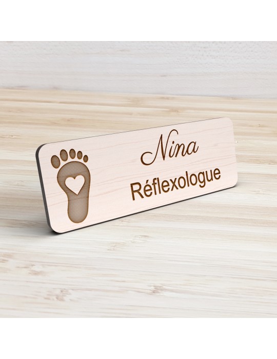 Badge personnalisé réflexologue, motif réflexologie plantaire et palmaire, vue de présentation