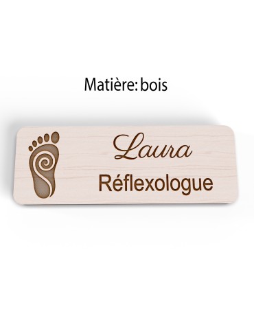 Badge personnalisé réflexologue, motif réflexologie plantaire et palmaire, vue en biais 2