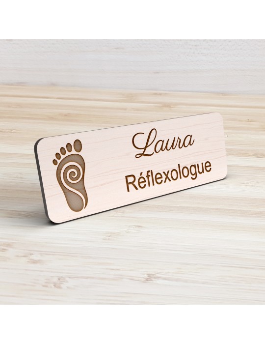 Badge personnalisé réflexologue, motif réflexologie plantaire et palmaire, vue de présentation