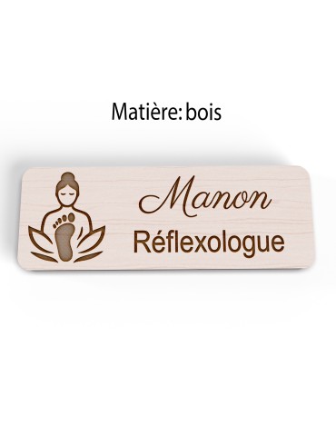 Badge personnalisé réflexologue, motif réflexologie plantaire et palmaire, vue en biais 2
