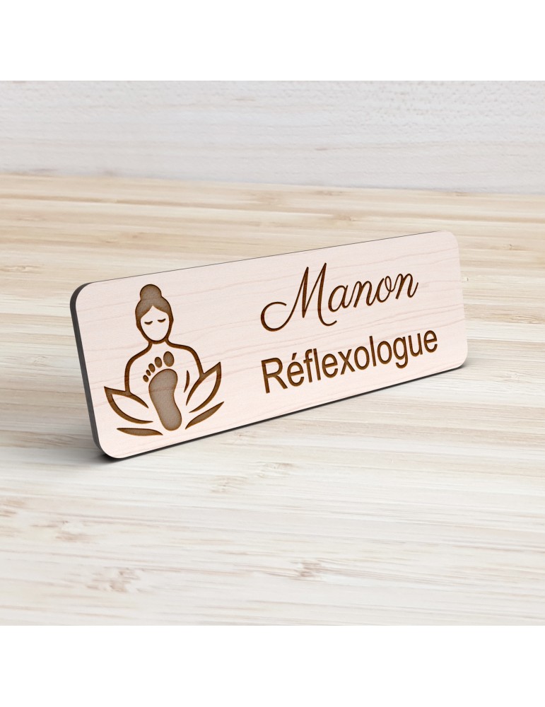Badge personnalisé réflexologue, motif réflexologie plantaire et palmaire, vue de présentation