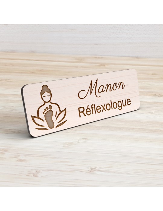 Badge personnalisé réflexologue, motif réflexologie plantaire et palmaire, vue de présentation