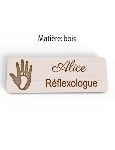 Badge personnalisé réflexologue, motif réflexologie plantaire et palmaire, vue en biais 2