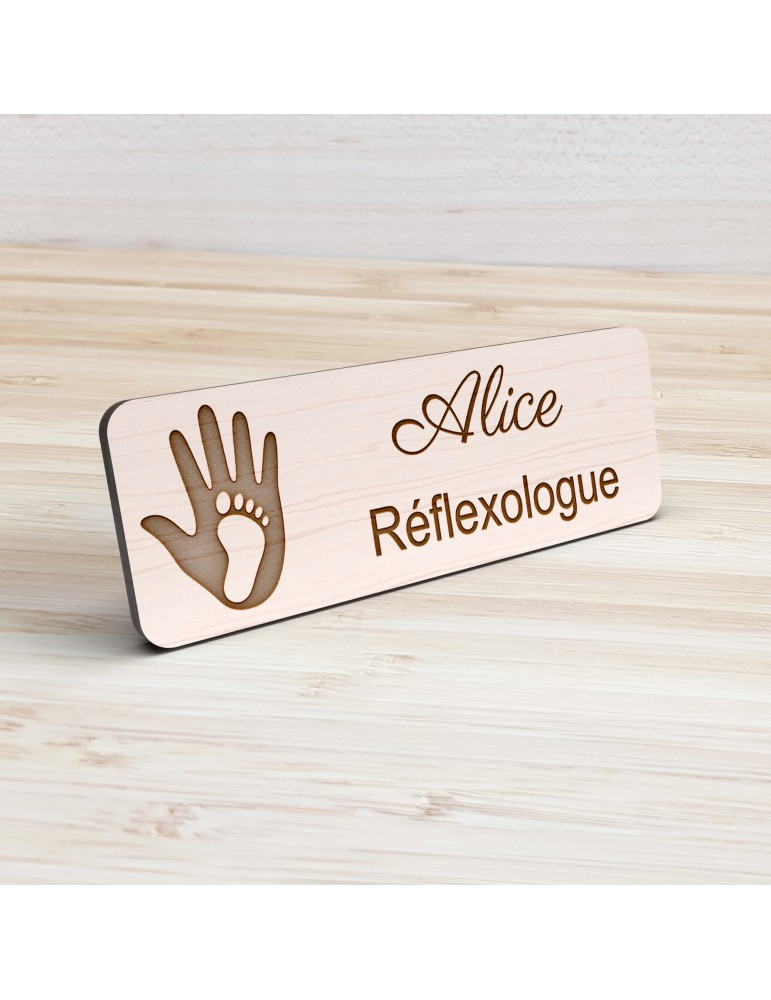 Badge personnalisé réflexologue, motif réflexologie plantaire et palmaire, vue de présentation