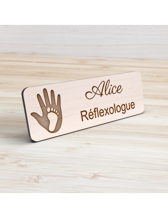 Badge personnalisé réflexologue, motif réflexologie plantaire et palmaire, vue de présentation