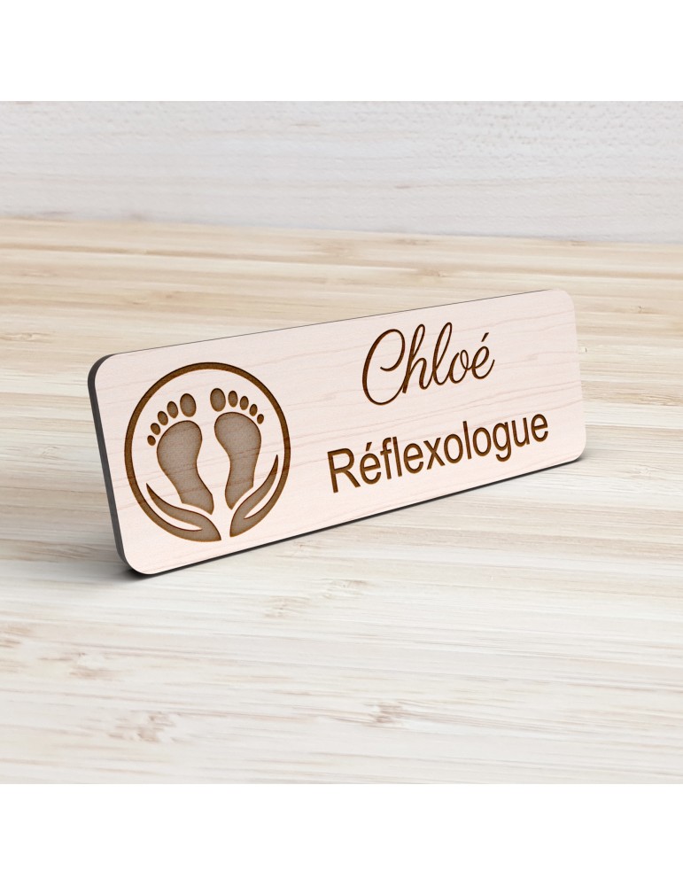 Badge personnalisé réflexologue, motif réflexologie plantaire et palmaire, vue de présentation