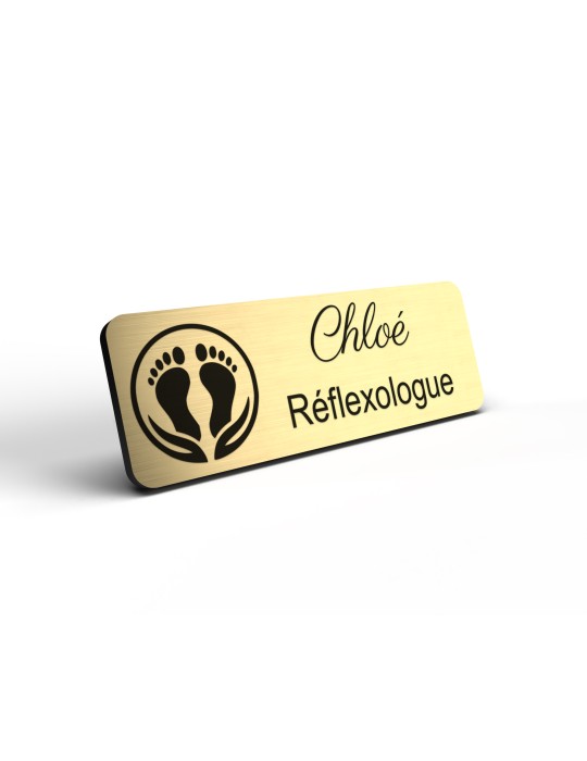 Badge personnalisé réflexologue, motif réflexologie plantaire et palmaire, détail de la finition or brossé