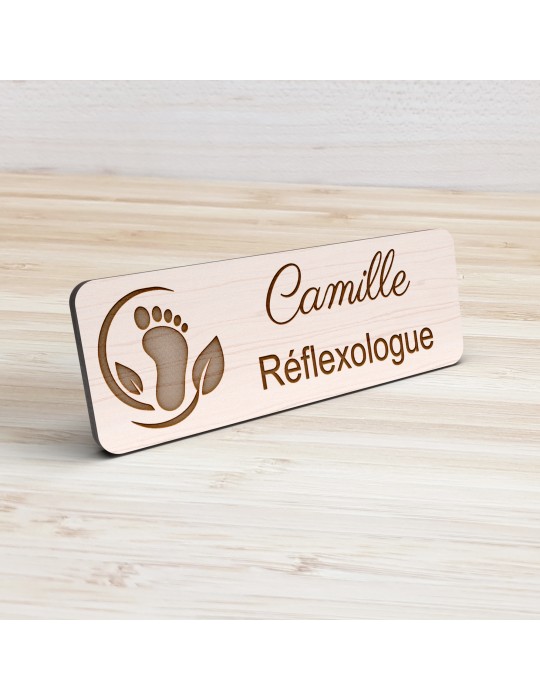Badge personnalisé réflexologue, motif réflexologie plantaire et palmaire, vue de présentation