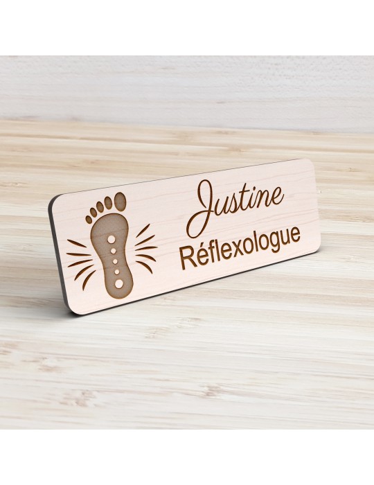 Badge personnalisé réflexologue, motif réflexologie plantaire et palmaire, vue de présentation