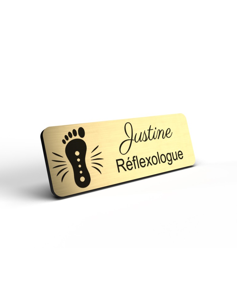 Badge personnalisé réflexologue, motif réflexologie plantaire et palmaire, détail de la finition or brossé