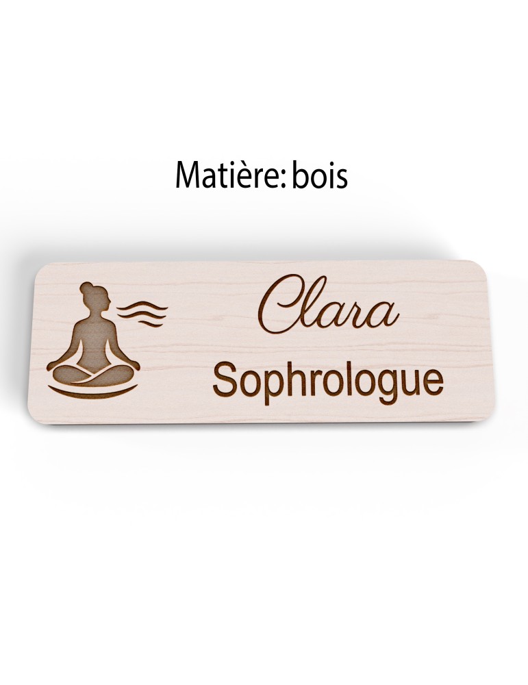 Badge personnalisé sophrologue, motif sophrologie et respiration, version bois vue à plat