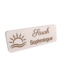 Badge personnalisé sophrologue, motif sophrologie et respiration, vue en biais