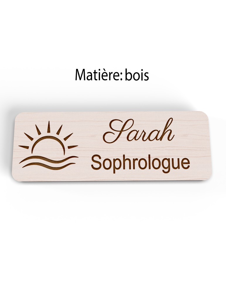 Badge personnalisé sophrologue, motif sophrologie et respiration, version bois vue à plat