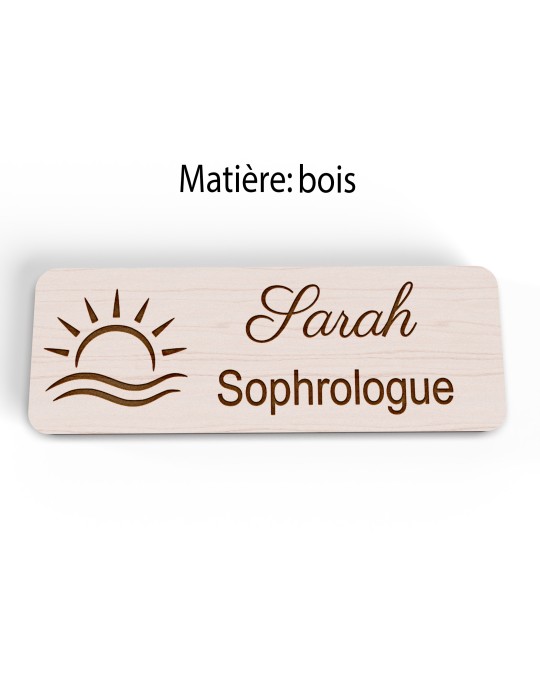 Badge personnalisé sophrologue, motif sophrologie et respiration, version bois vue à plat