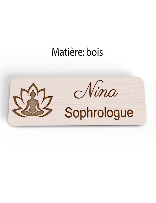 Badge personnalisé sophrologue, motif sophrologie et respiration, version bois vue à plat