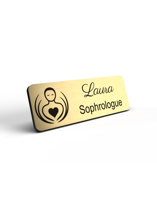Badge personnalisé sophrologue, motif sophrologie et respiration, détail de la finition or brossé