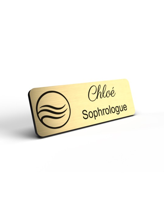Badge personnalisé sophrologue, motif sophrologie et respiration, détail de la finition or brossé