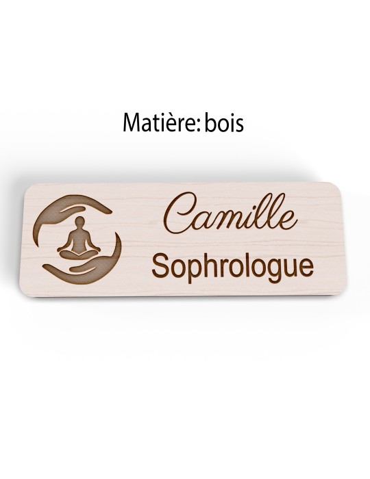 Badge personnalisé sophrologue, motif sophrologie et respiration, version bois vue à plat