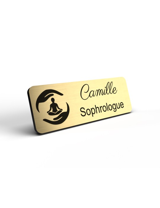 Badge personnalisé sophrologue, motif sophrologie et respiration, détail de la finition or brossé