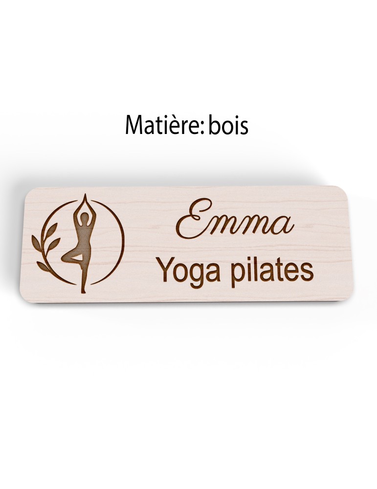 Badge personnalisé yoga et pilates, motif yoga, Pilates et mouvement, version bois vue à plat