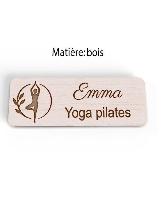 Badge personnalisé yoga et pilates, motif yoga, Pilates et mouvement, version bois vue à plat