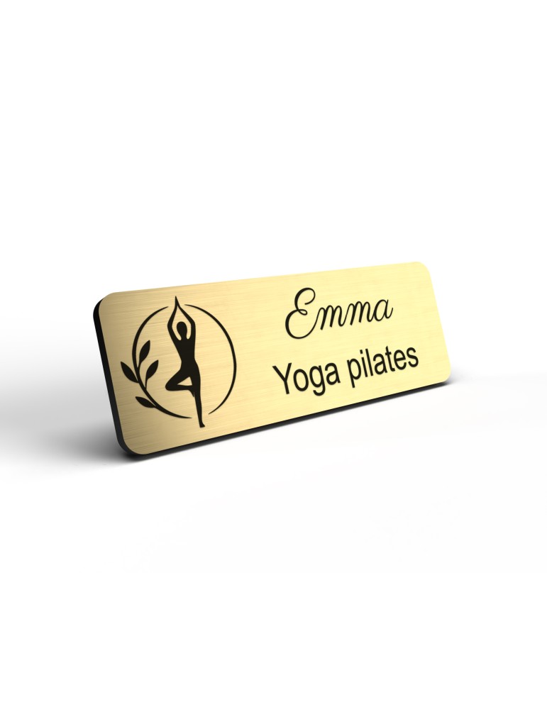 Badge personnalisé yoga et pilates, motif yoga, Pilates et mouvement, détail de la finition or brossé