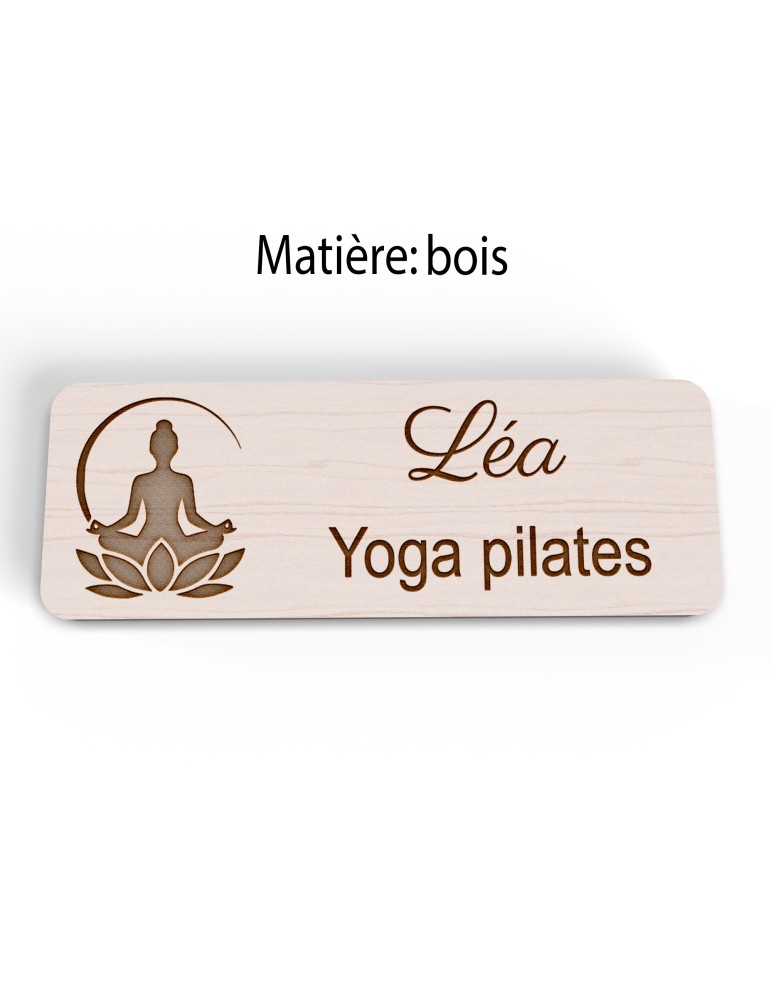 Badge personnalisé yoga et pilates, motif yoga, Pilates et mouvement, version bois vue à plat