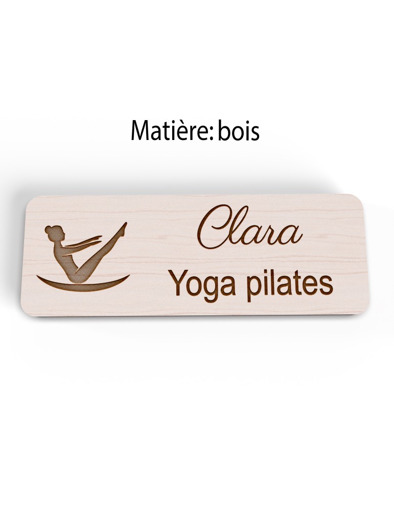 Badge personnalisé yoga et pilates, motif yoga, Pilates et mouvement, version bois vue à plat