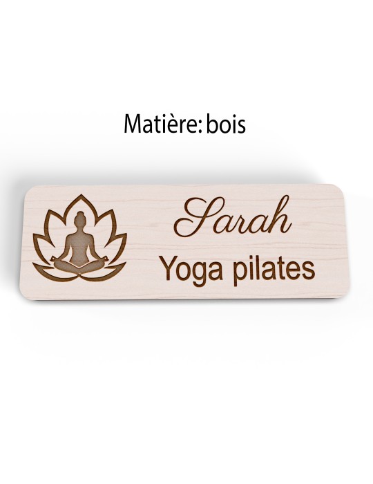 Badge personnalisé yoga et pilates, motif yoga, Pilates et mouvement, version bois vue à plat