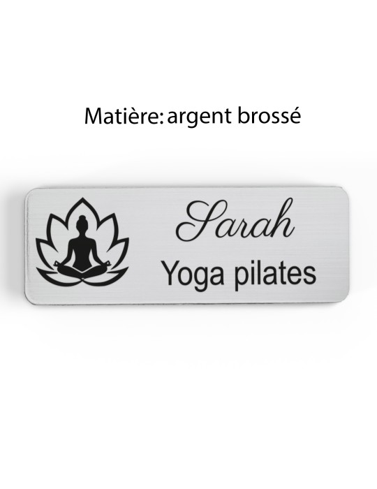 Badge personnalisé yoga et pilates, motif yoga, Pilates et mouvement, finition argent brossé