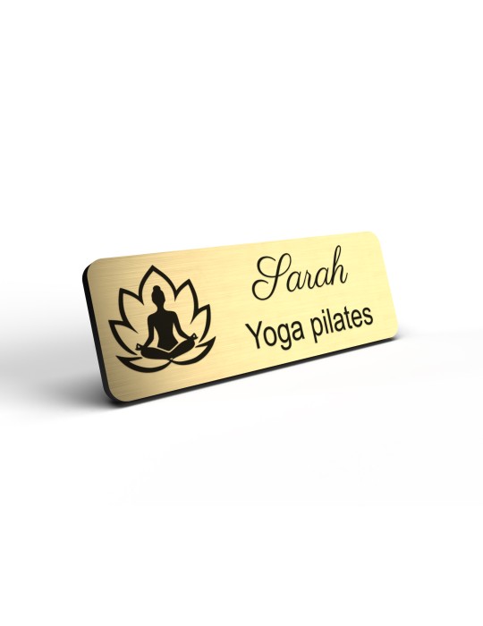 Badge personnalisé yoga et pilates, motif yoga, Pilates et mouvement, détail de la finition or brossé