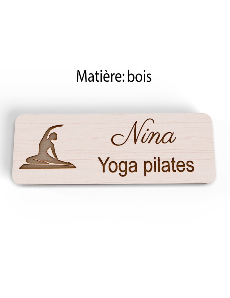 Badge personnalisé yoga et pilates, motif yoga, Pilates et mouvement, version bois vue à plat