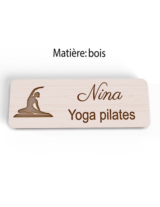 Badge personnalisé yoga et pilates, motif yoga, Pilates et mouvement, version bois vue à plat