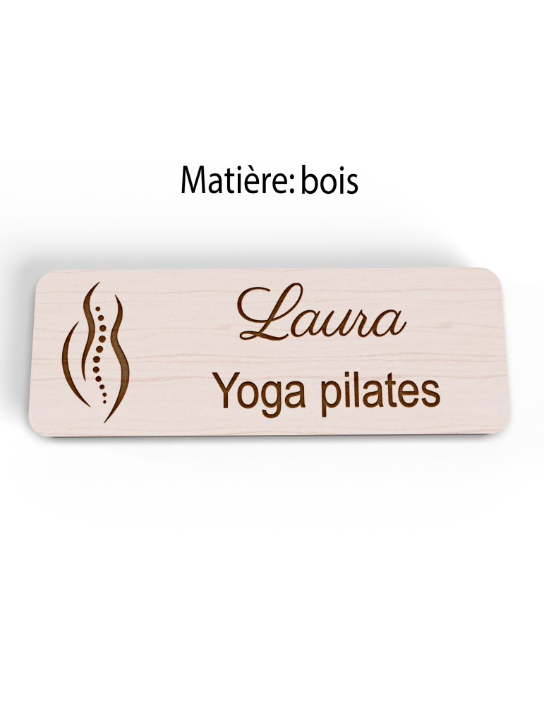 Badge personnalisé yoga et pilates, motif yoga, Pilates et mouvement, version bois vue à plat