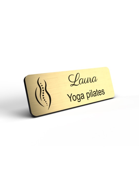 Badge personnalisé yoga et pilates, motif yoga, Pilates et mouvement, détail de la finition or brossé