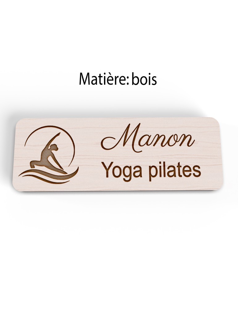 Badge personnalisé yoga et pilates, motif yoga, Pilates et mouvement, version bois vue à plat