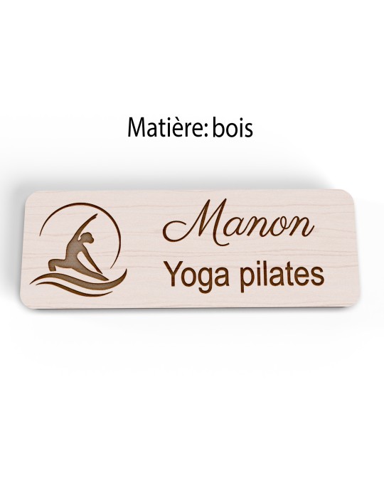 Badge personnalisé yoga et pilates, motif yoga, Pilates et mouvement, version bois vue à plat