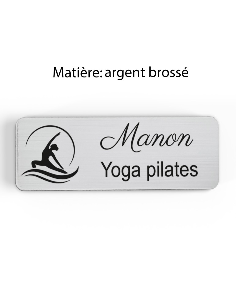 Badge personnalisé yoga et pilates, motif yoga, Pilates et mouvement, finition argent brossé