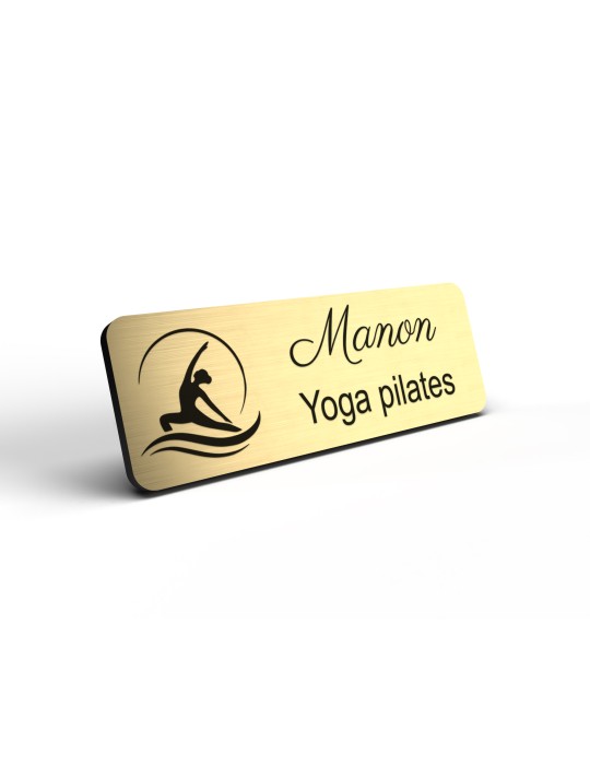 Badge personnalisé yoga et pilates, motif yoga, Pilates et mouvement, détail de la finition or brossé