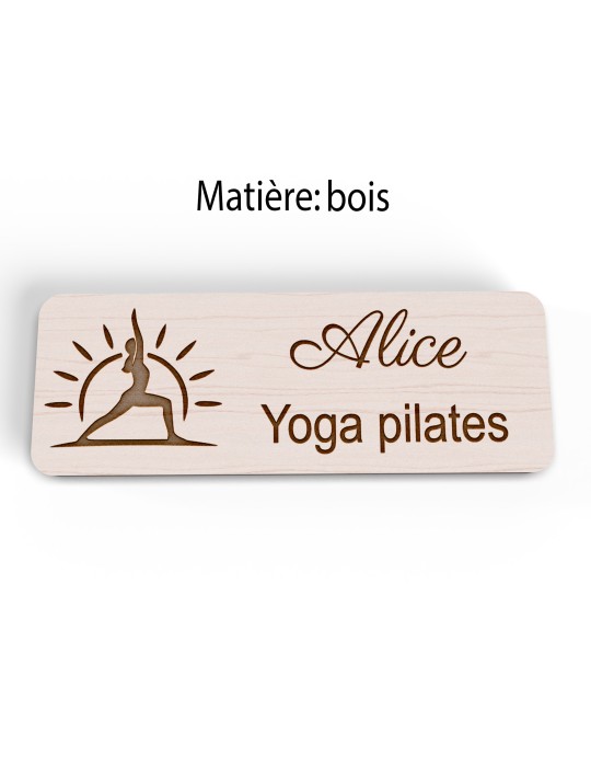 Badge personnalisé yoga et pilates, motif yoga, Pilates et mouvement, version bois vue à plat