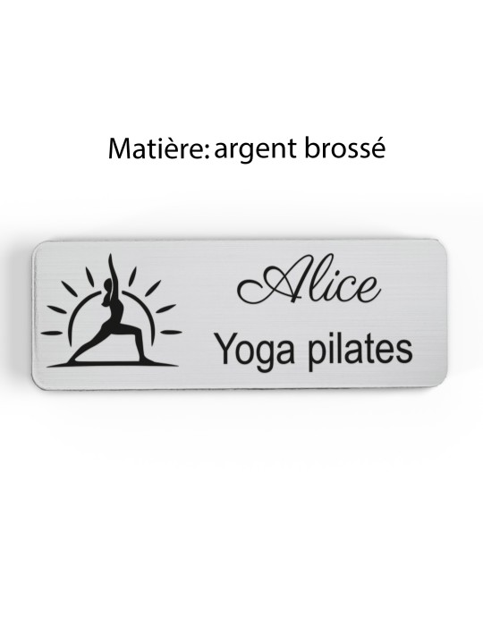 Badge personnalisé yoga et pilates, motif yoga, Pilates et mouvement, finition argent brossé