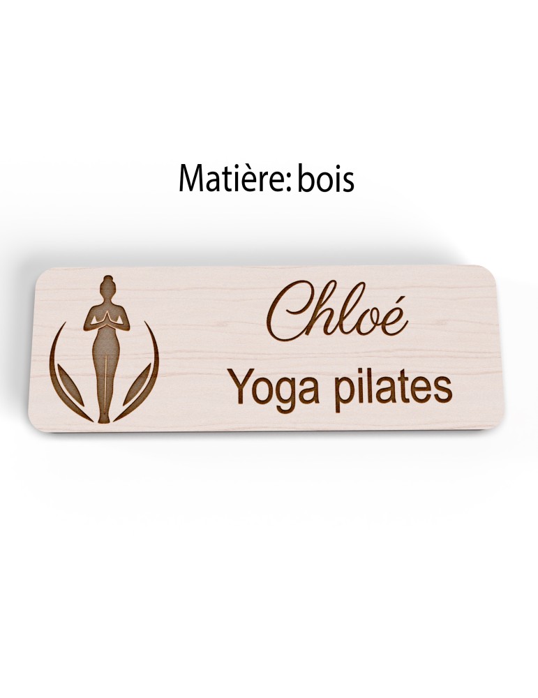 Badge personnalisé yoga et pilates, motif yoga, Pilates et mouvement, version bois vue à plat